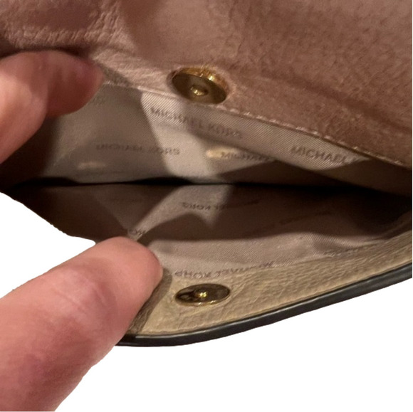 MICHAEL KORS crossbody bag!! 💼 - Picture 5 of 7